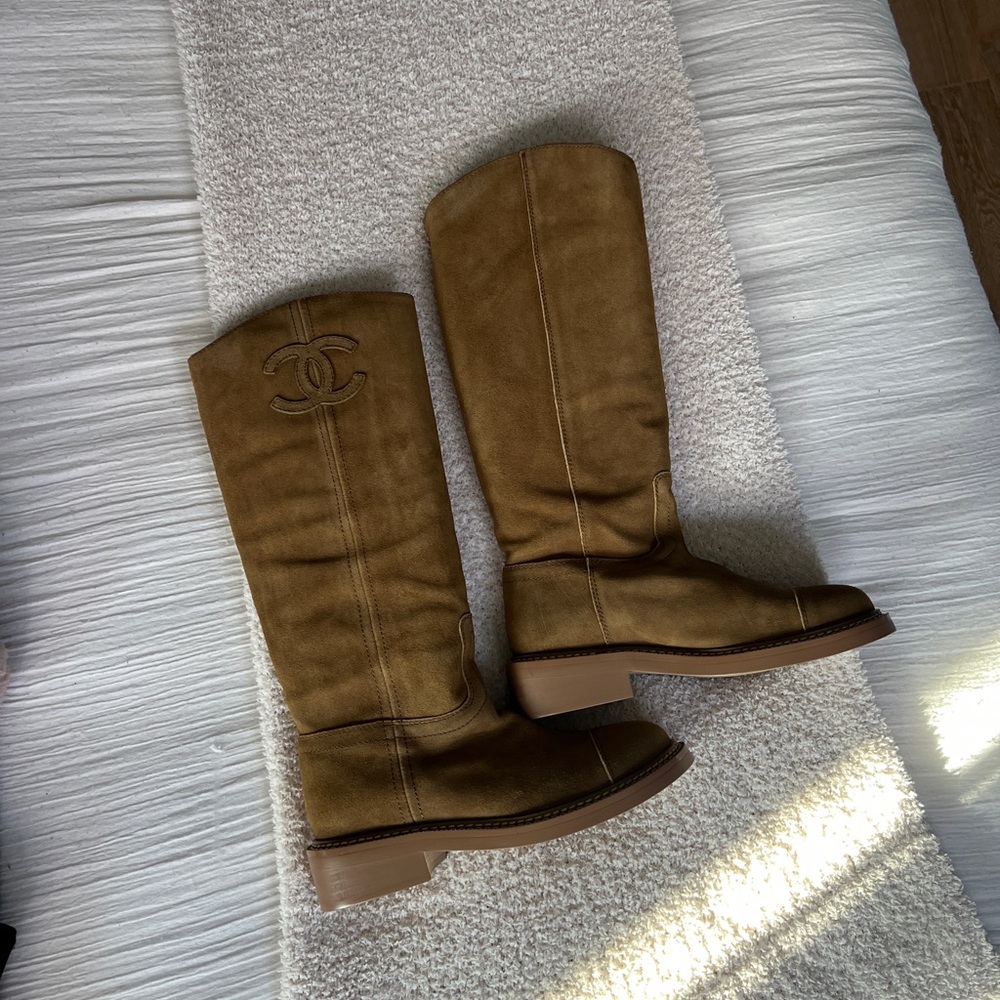 CHANEL Tan Suede Boots - Picture 4 of 6